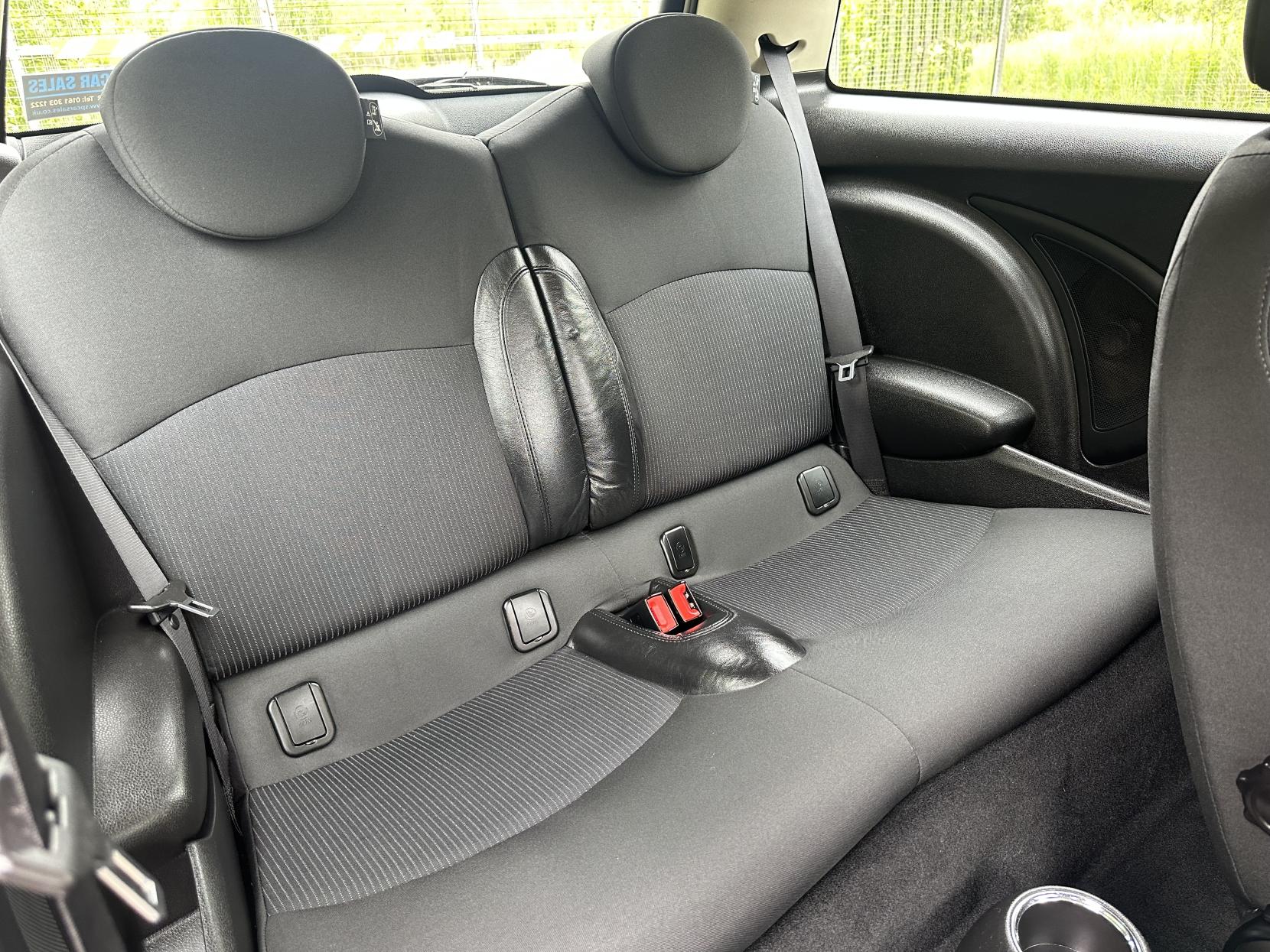 MINI Hatch 1.6 Cooper Hatchback 3dr Petrol Manual Euro 5 (s/s) (122 ps)