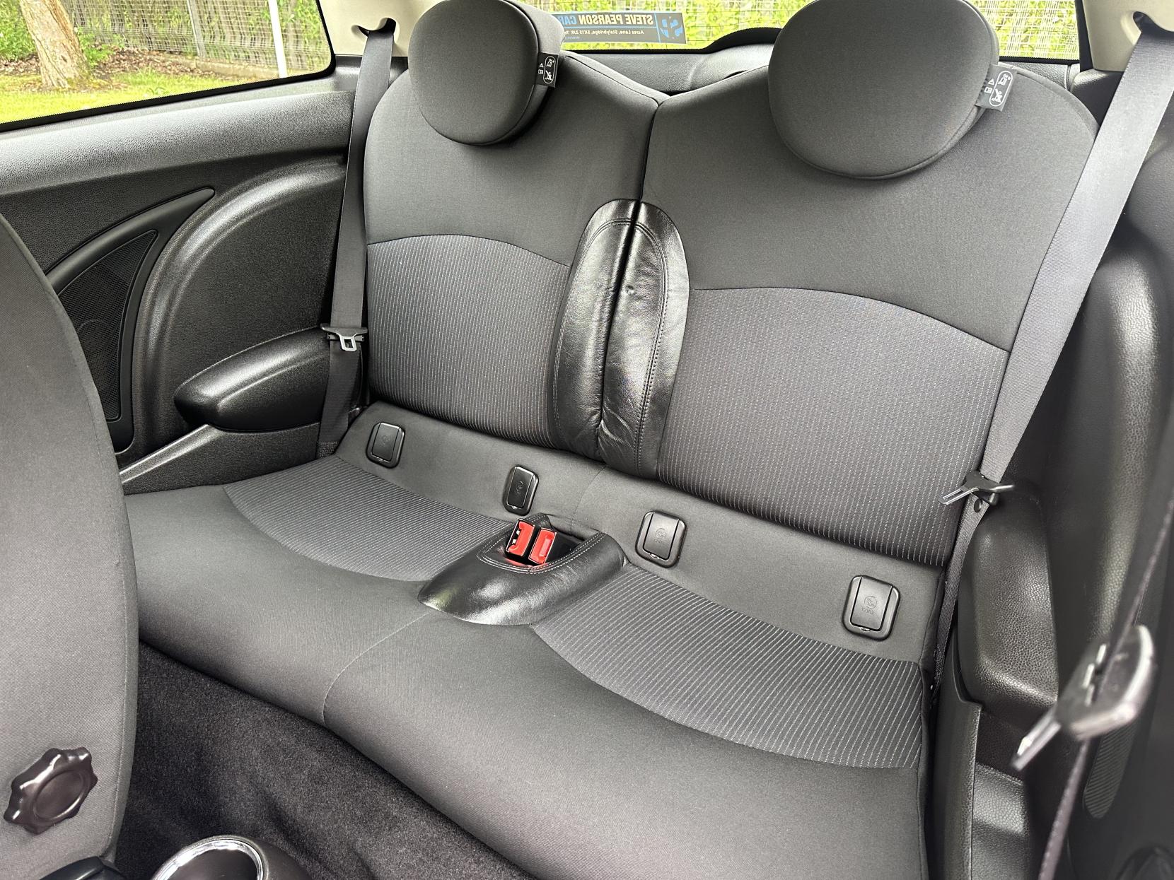 MINI Hatch 1.6 Cooper Hatchback 3dr Petrol Manual Euro 5 (s/s) (122 ps)