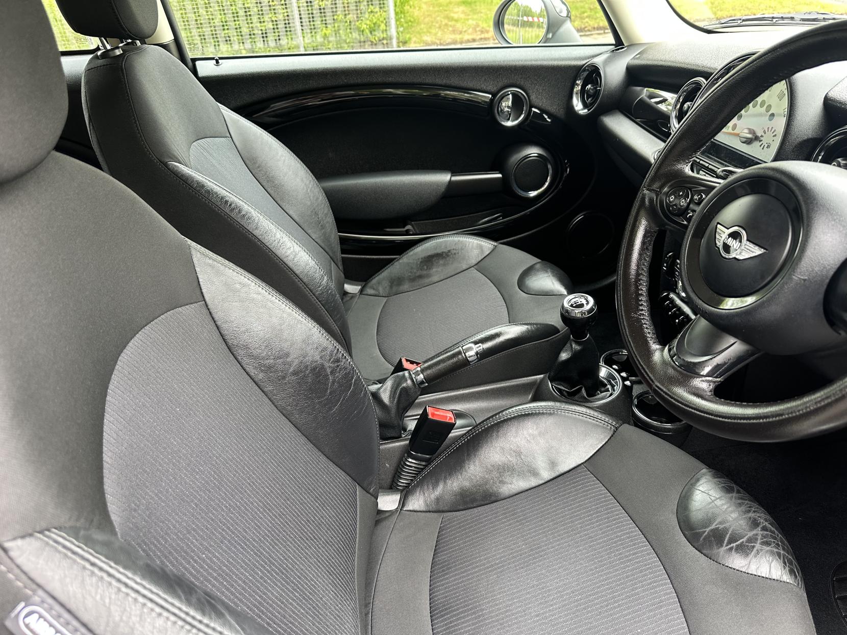 MINI Hatch 1.6 Cooper Hatchback 3dr Petrol Manual Euro 5 (s/s) (122 ps)