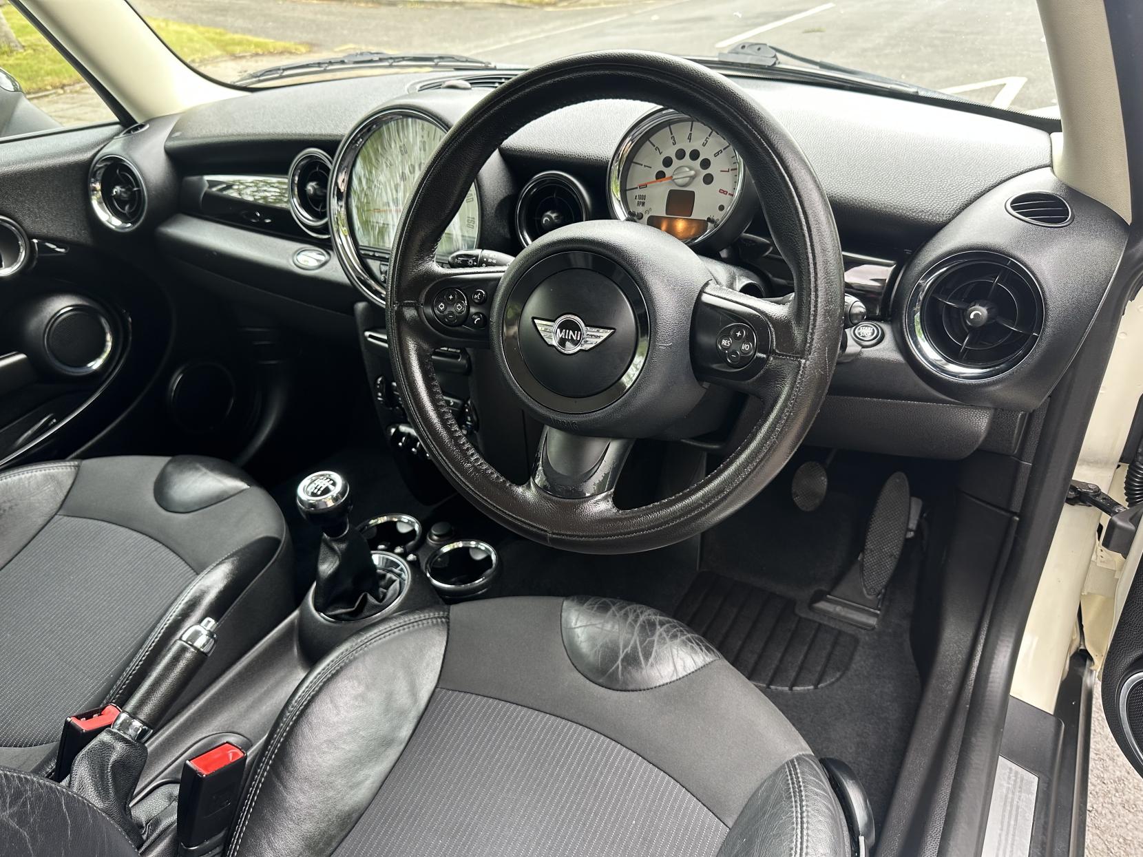 MINI Hatch 1.6 Cooper Hatchback 3dr Petrol Manual Euro 5 (s/s) (122 ps)