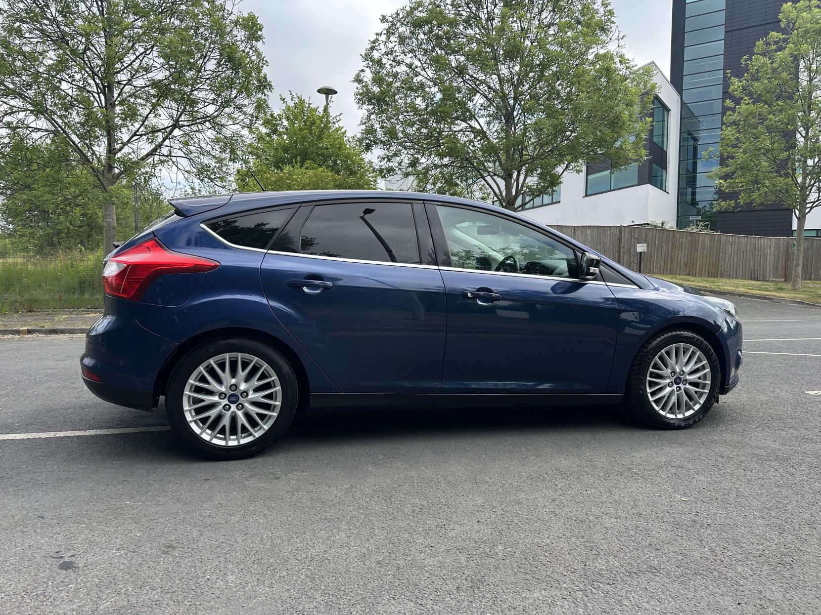 Ford Focus 1.0T EcoBoost Zetec Hatchback 5dr Petrol Manual Euro 5 (s/s) (100 ps)
