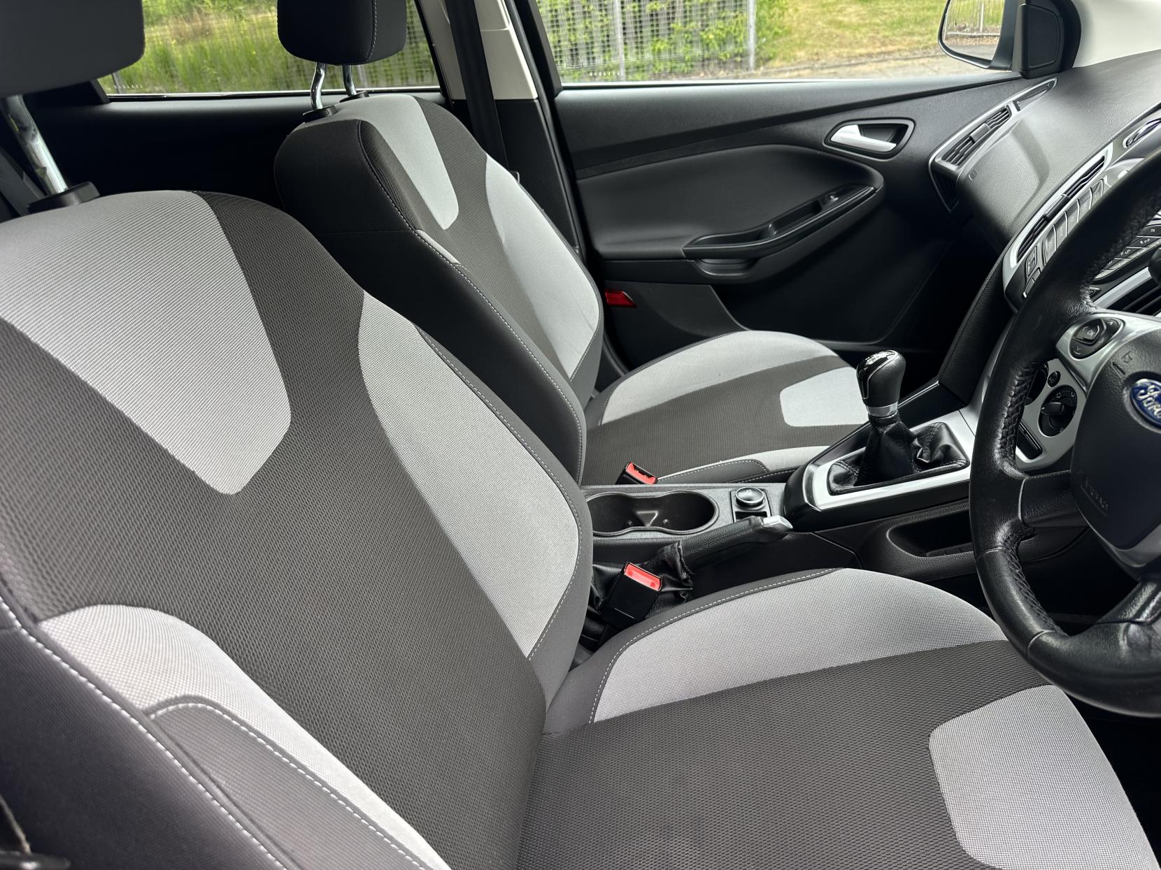 Ford Focus 1.0T EcoBoost Zetec Hatchback 5dr Petrol Manual Euro 5 (s/s) (100 ps)
