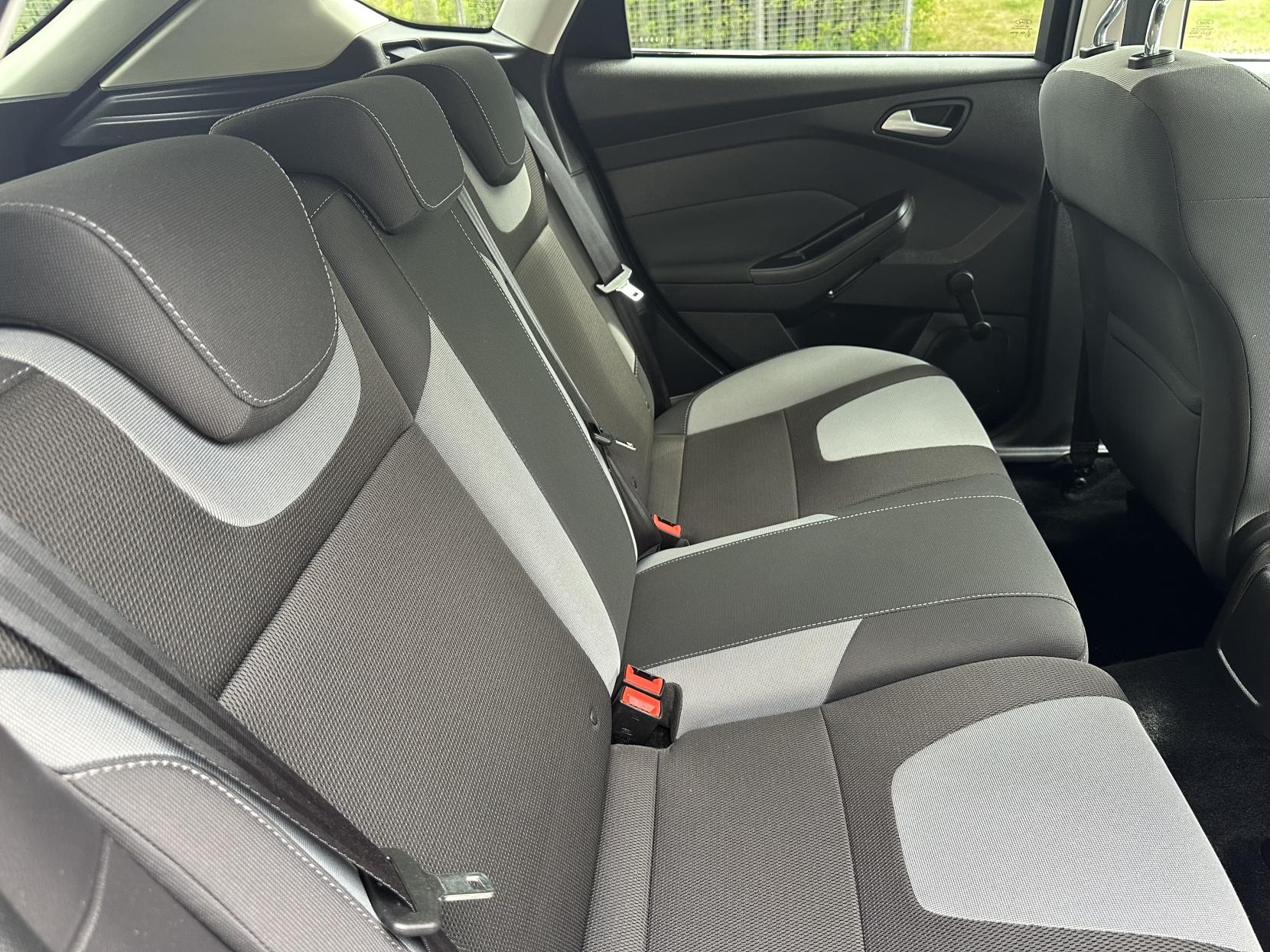 Ford Focus 1.0T EcoBoost Zetec Hatchback 5dr Petrol Manual Euro 5 (s/s) (100 ps)