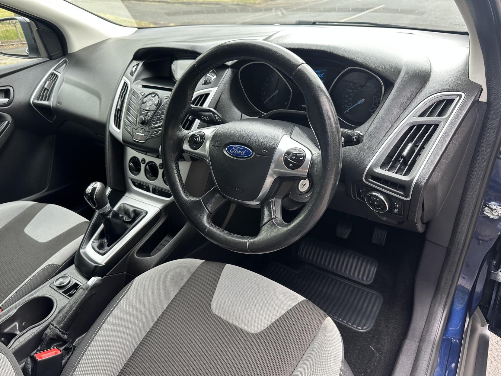 Ford Focus 1.0T EcoBoost Zetec Hatchback 5dr Petrol Manual Euro 5 (s/s) (100 ps)
