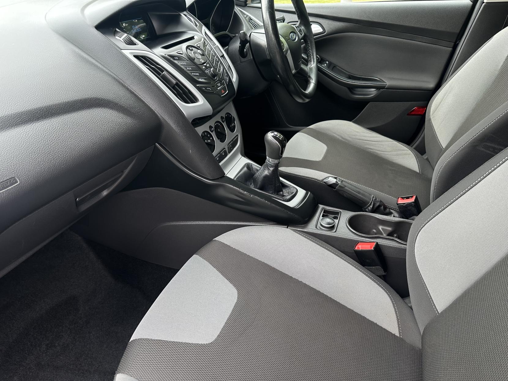 Ford Focus 1.0T EcoBoost Zetec Hatchback 5dr Petrol Manual Euro 5 (s/s) (100 ps)