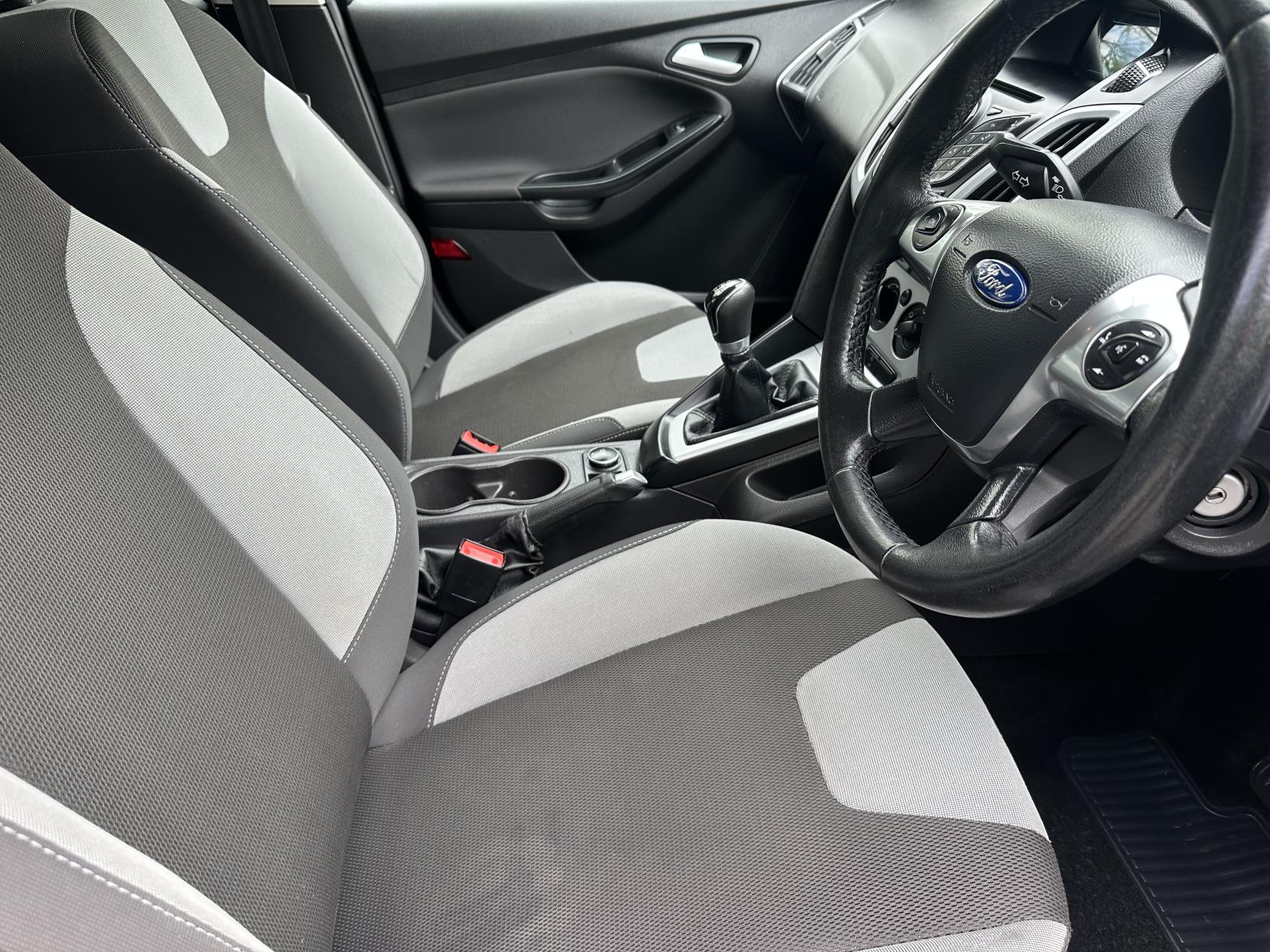 Ford Focus 1.0T EcoBoost Zetec Hatchback 5dr Petrol Manual Euro 5 (s/s) (100 ps)