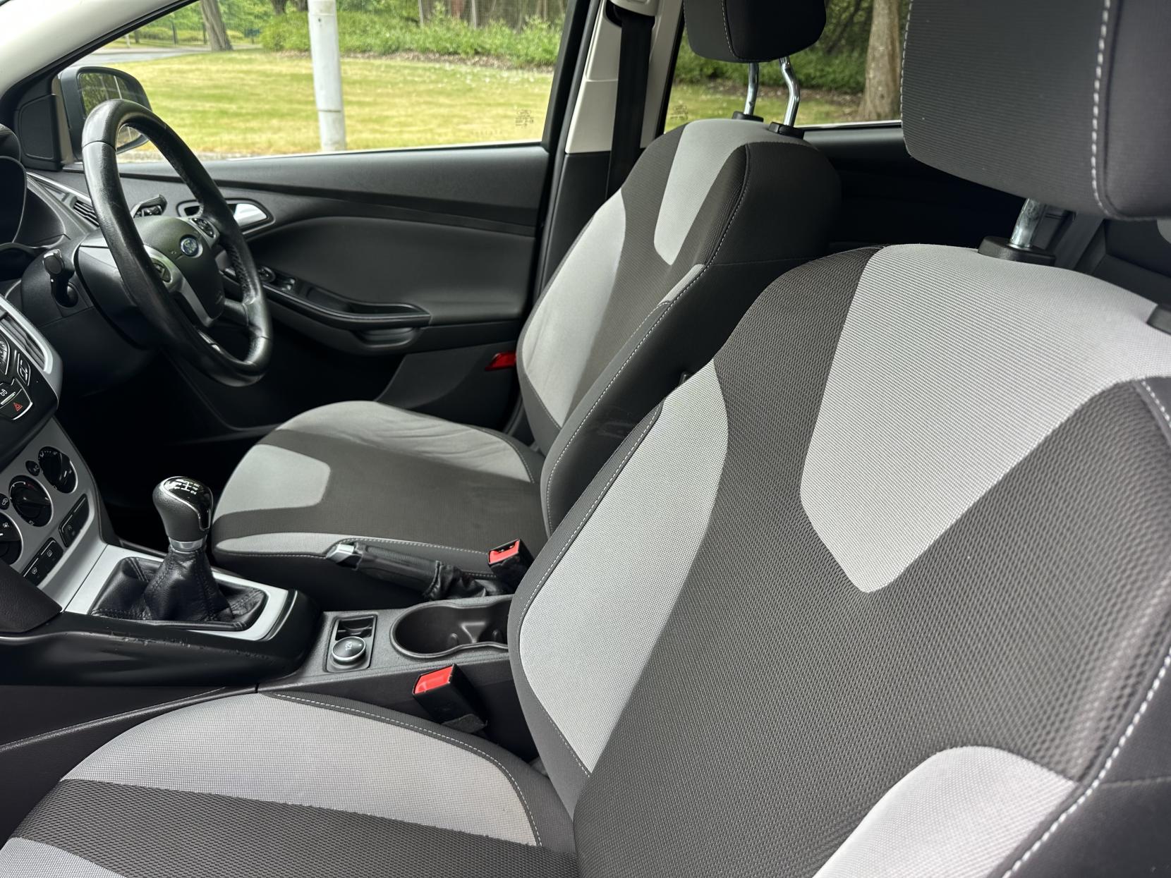 Ford Focus 1.0T EcoBoost Zetec Hatchback 5dr Petrol Manual Euro 5 (s/s) (100 ps)