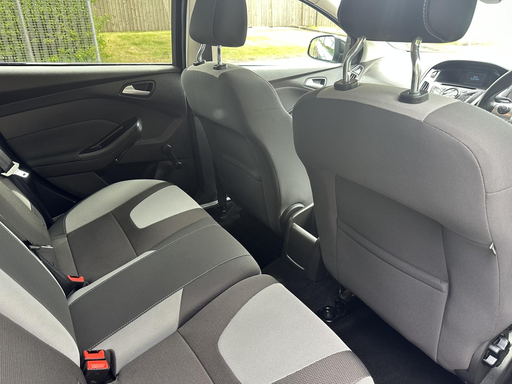 Ford Focus 1.0T EcoBoost Zetec Hatchback 5dr Petrol Manual Euro 5 (s/s) (100 ps)