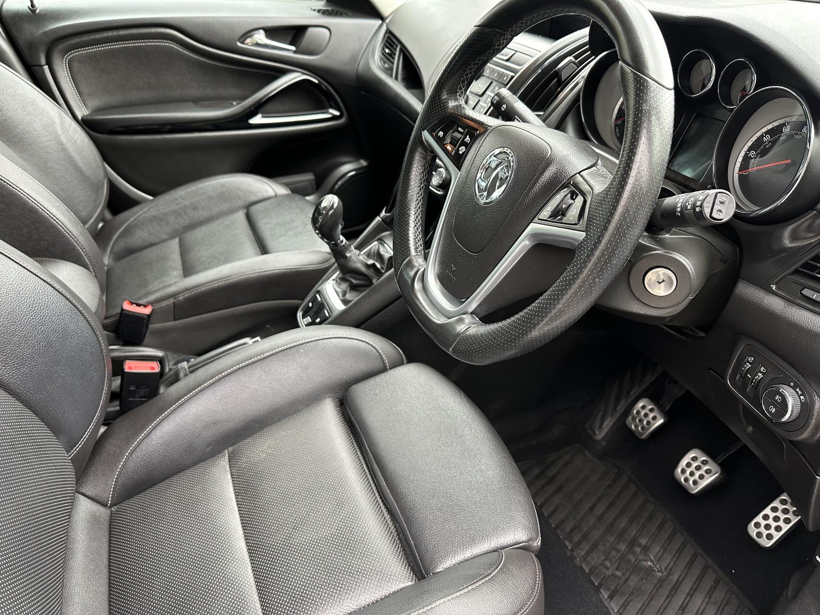 Vauxhall Zafira Tourer 1.4i Turbo SRi MPV 5dr Petrol Manual Euro 6 (140 ps)