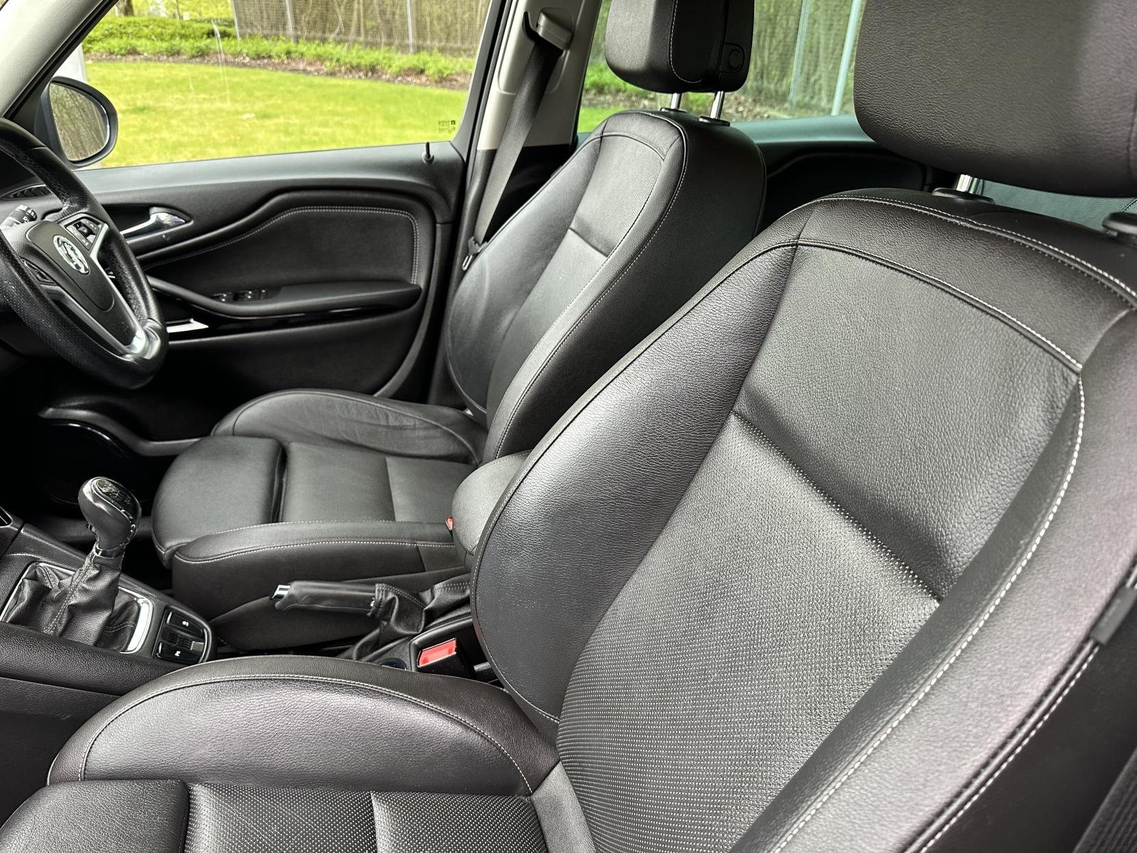 Vauxhall Zafira Tourer 1.4i Turbo SRi MPV 5dr Petrol Manual Euro 6 (140 ps)