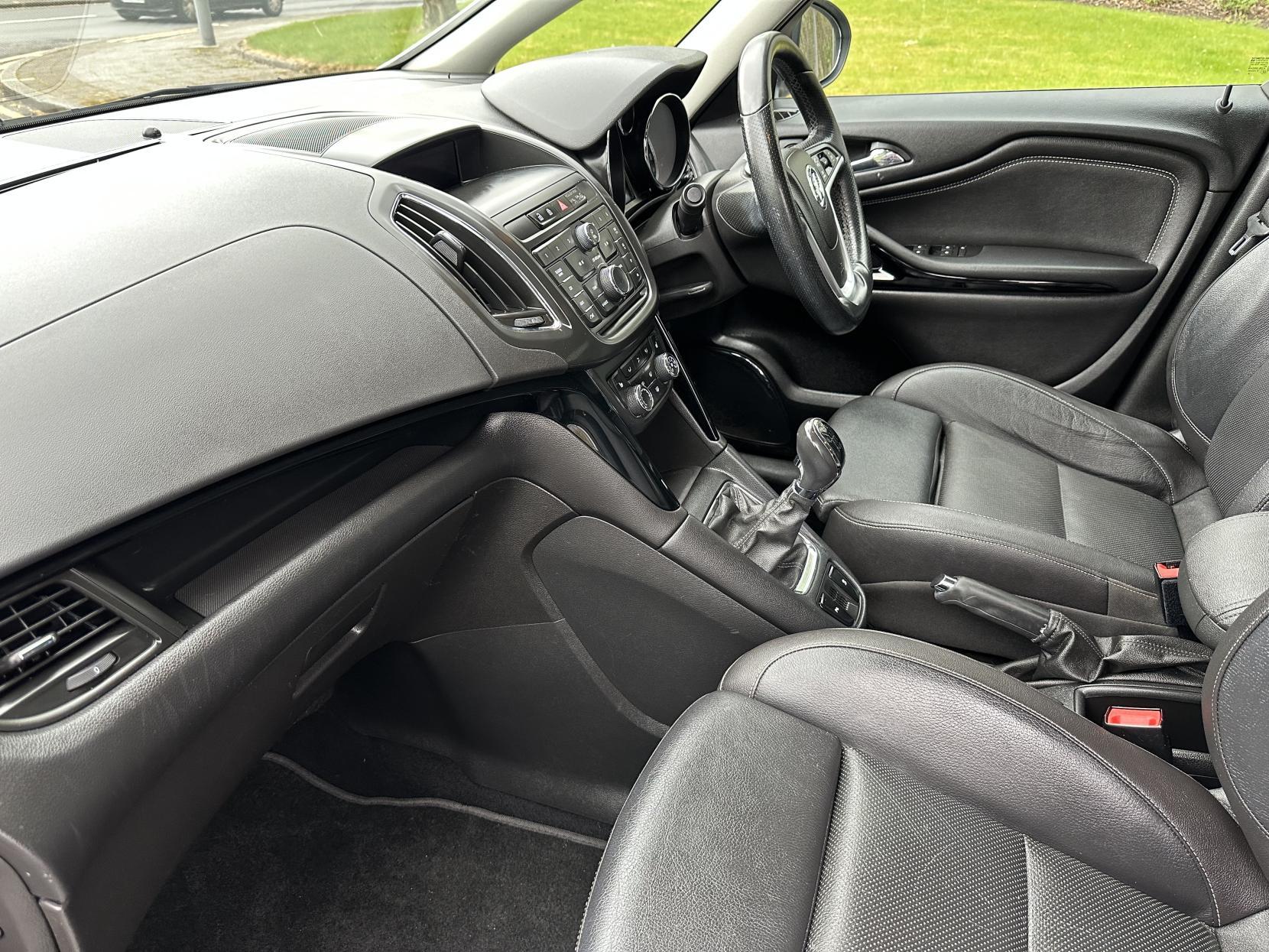 Vauxhall Zafira Tourer 1.4i Turbo SRi MPV 5dr Petrol Manual Euro 6 (140 ps)