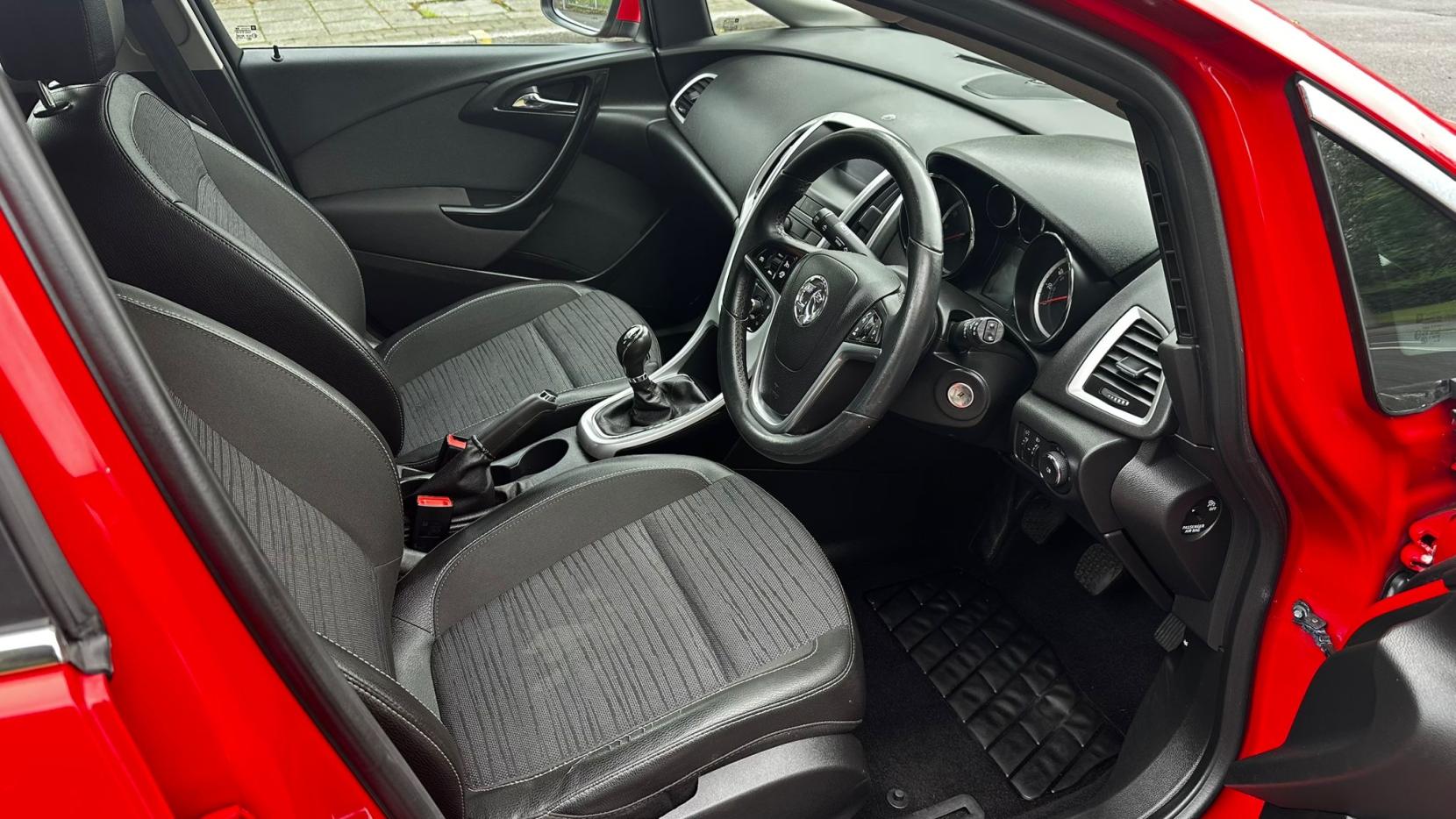 Vauxhall Astra 1.4i Excite Hatchback 5dr Petrol Manual Euro 6 (100 ps)