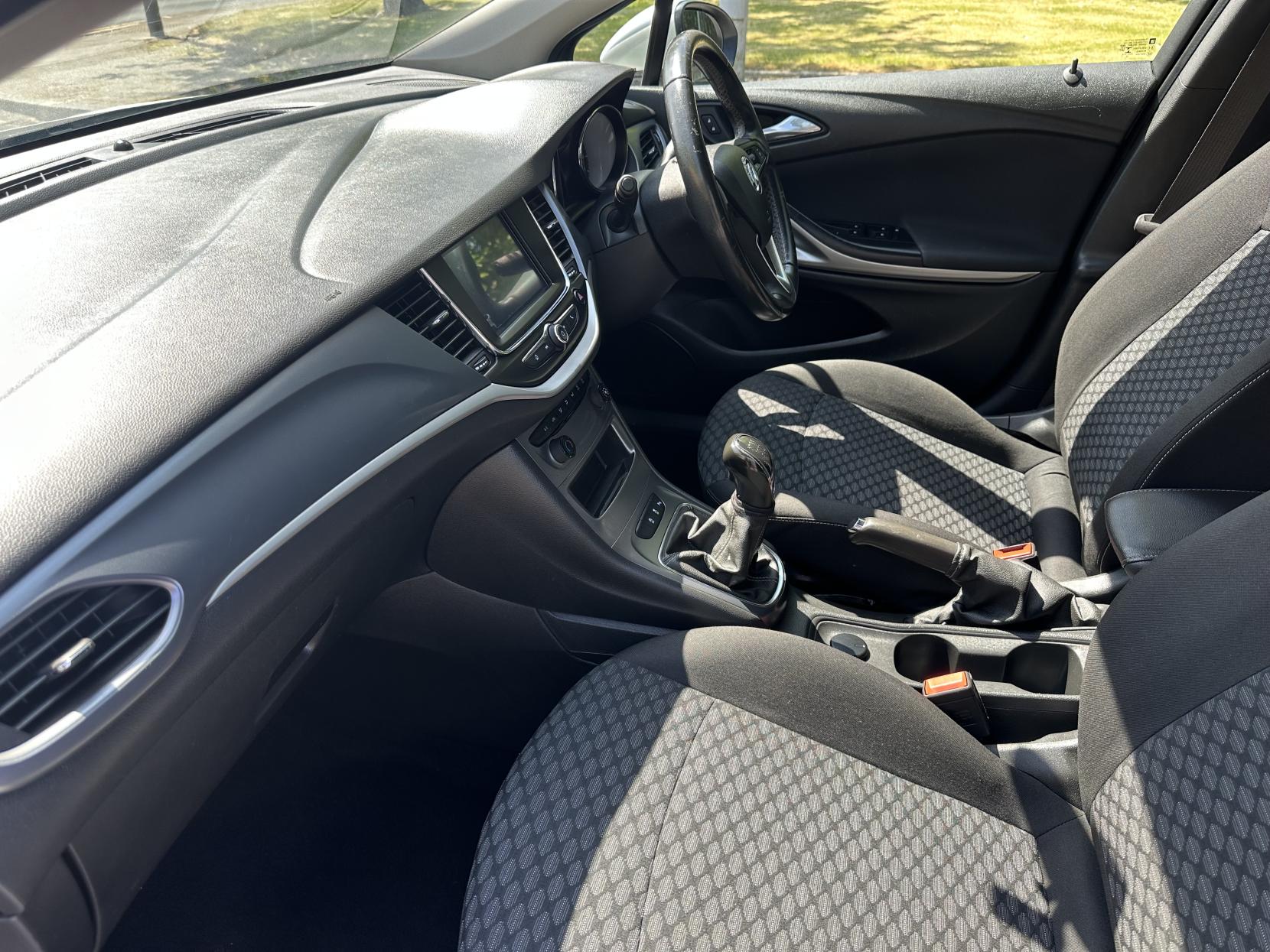 Vauxhall Astra 1.6 CDTi ecoTEC BlueInjection Tech Line Nav Hatchback 5dr Diesel Manual Euro 6 (s/s) (110 ps)