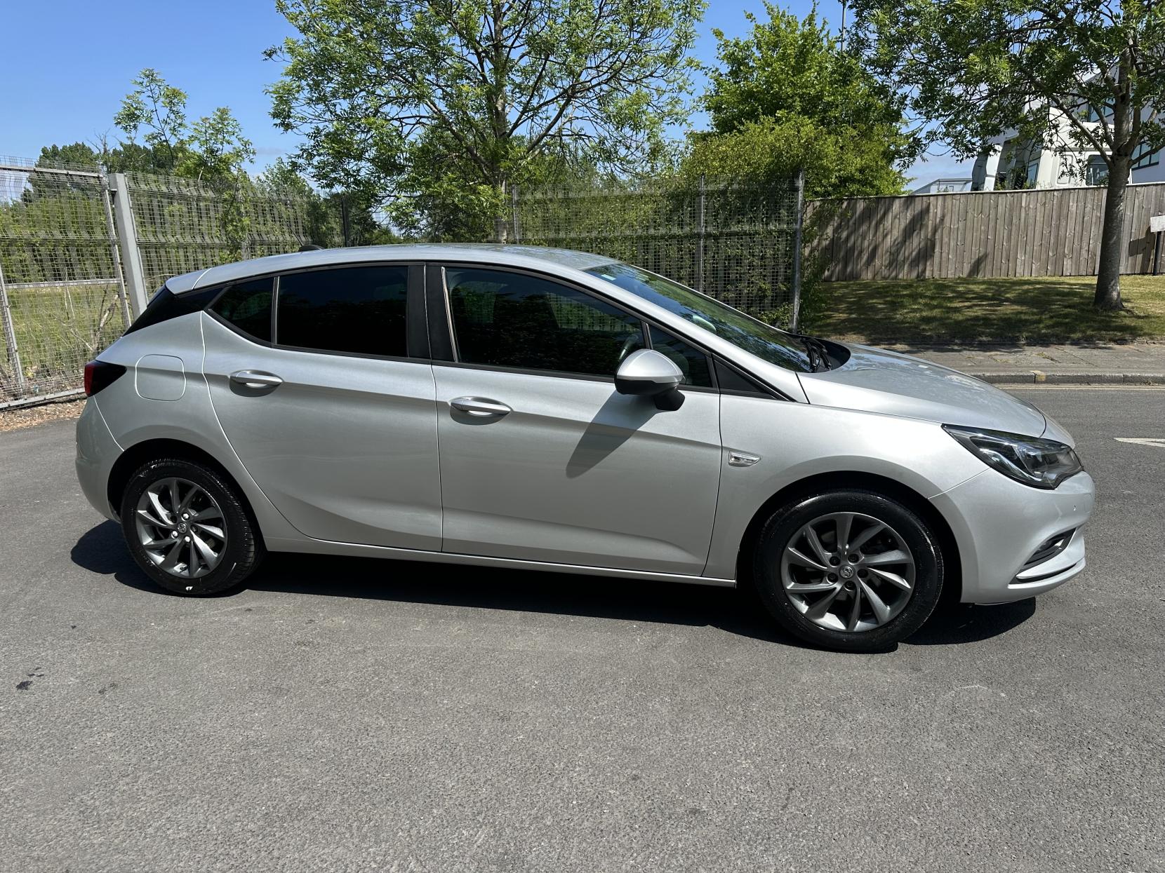 Vauxhall Astra 1.6 CDTi ecoTEC BlueInjection Tech Line Nav Hatchback 5dr Diesel Manual Euro 6 (s/s) (110 ps)