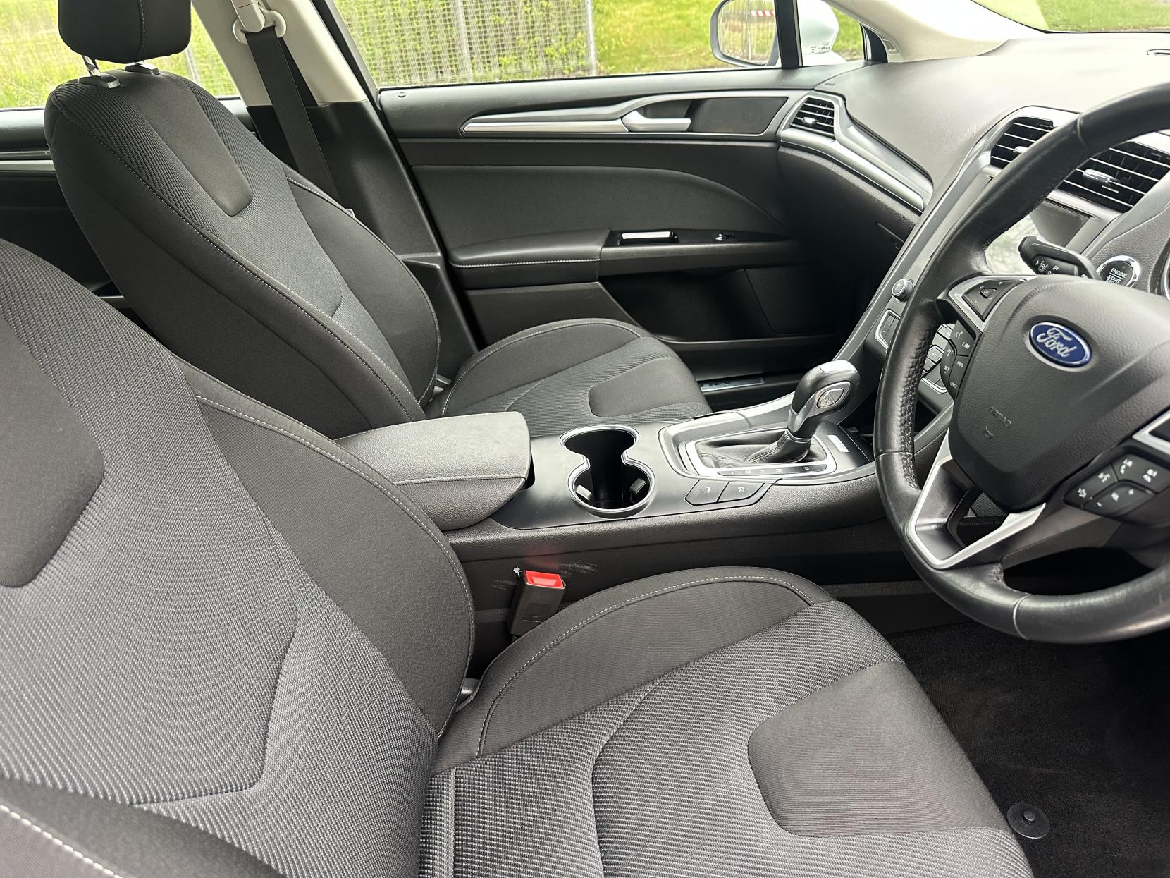 Ford Mondeo 2.0 TiVCT Titanium Saloon 4dr Petrol Hybrid CVT Euro 6 (s/s) (187 ps)