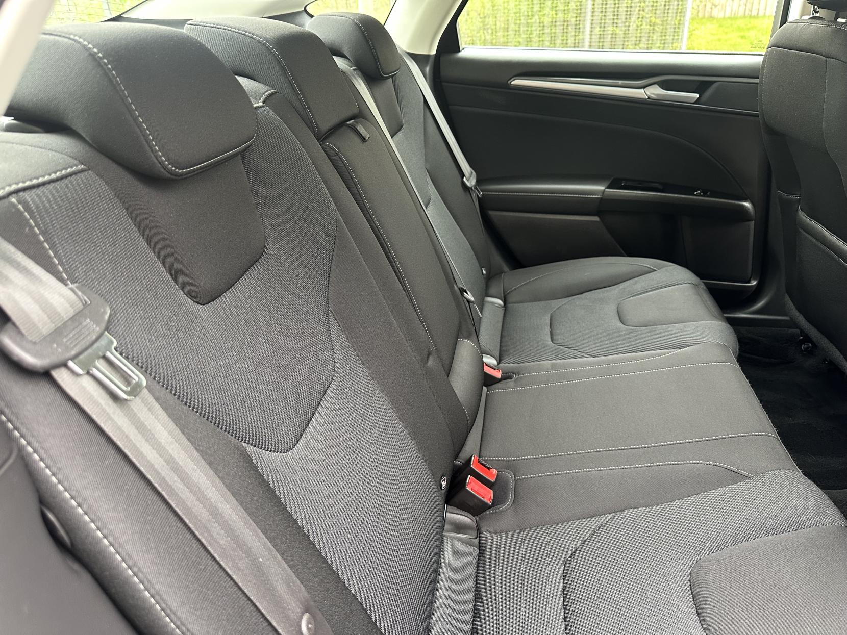 Ford Mondeo 2.0 TiVCT Titanium Saloon 4dr Petrol Hybrid CVT Euro 6 (s/s) (187 ps)