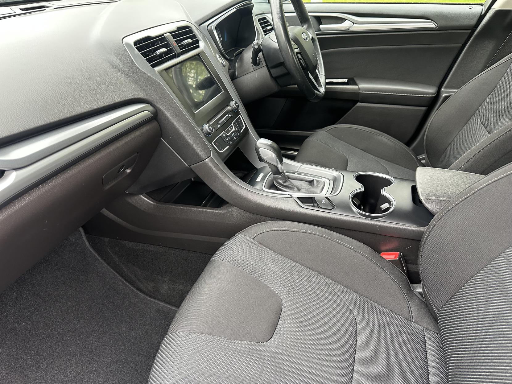 Ford Mondeo 2.0 TiVCT Titanium Saloon 4dr Petrol Hybrid CVT Euro 6 (s/s) (187 ps)