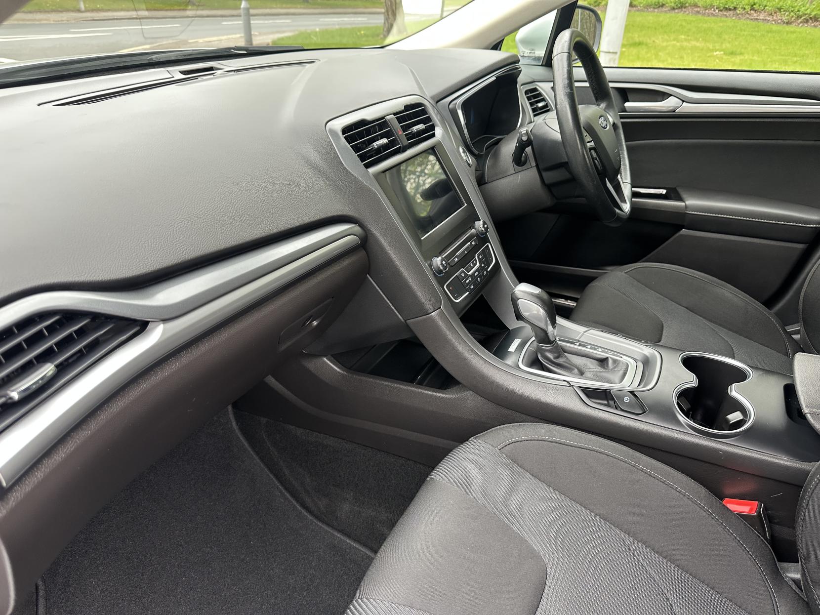 Ford Mondeo 2.0 TiVCT Titanium Saloon 4dr Petrol Hybrid CVT Euro 6 (s/s) (187 ps)