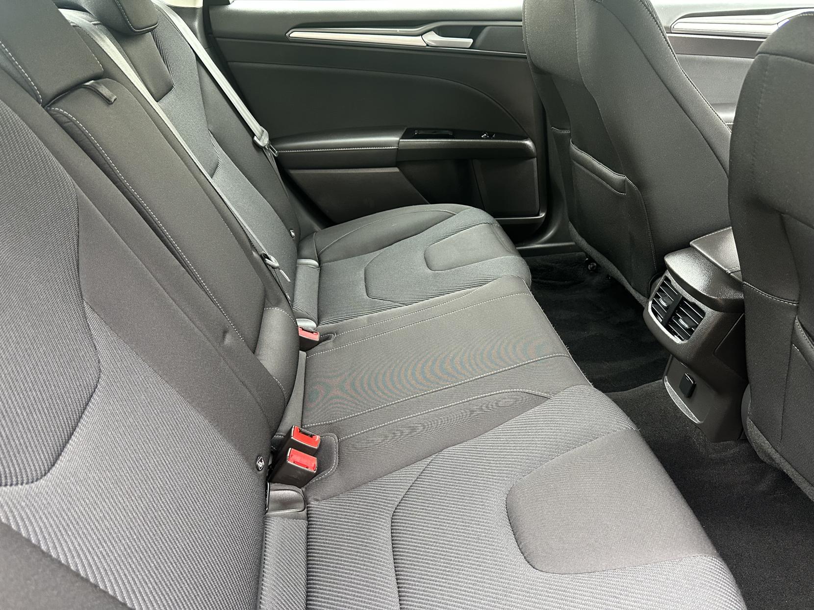Ford Mondeo 2.0 TiVCT Titanium Saloon 4dr Petrol Hybrid CVT Euro 6 (s/s) (187 ps)