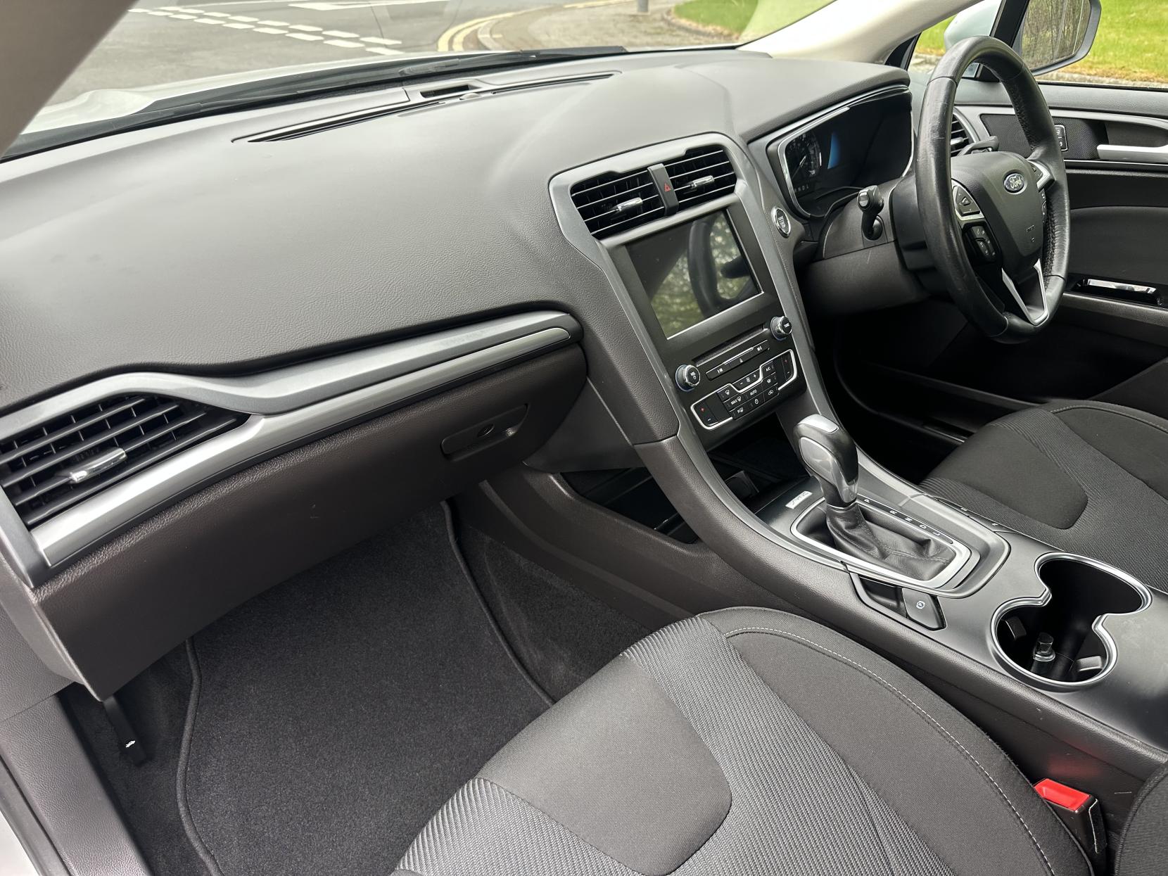 Ford Mondeo 2.0 TiVCT Titanium Saloon 4dr Petrol Hybrid CVT Euro 6 (s/s) (187 ps)