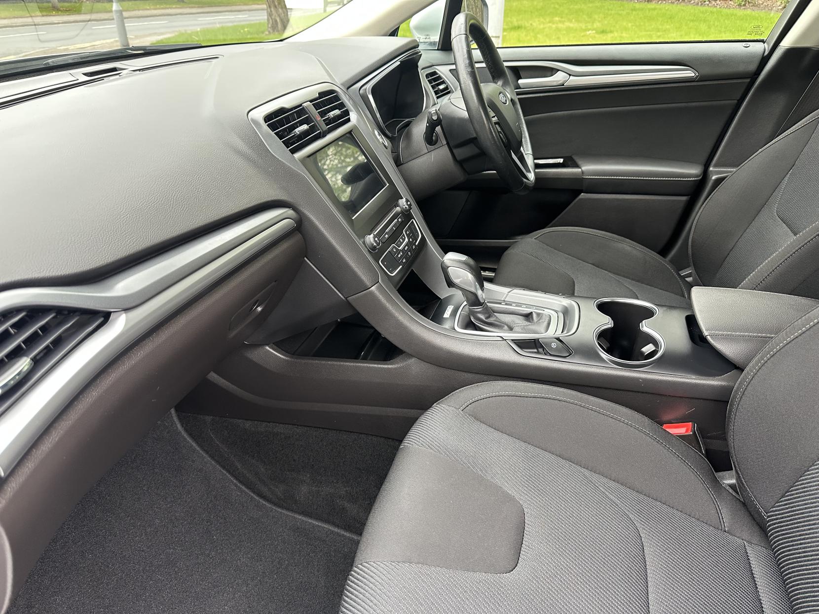 Ford Mondeo 2.0 TiVCT Titanium Saloon 4dr Petrol Hybrid CVT Euro 6 (s/s) (187 ps)
