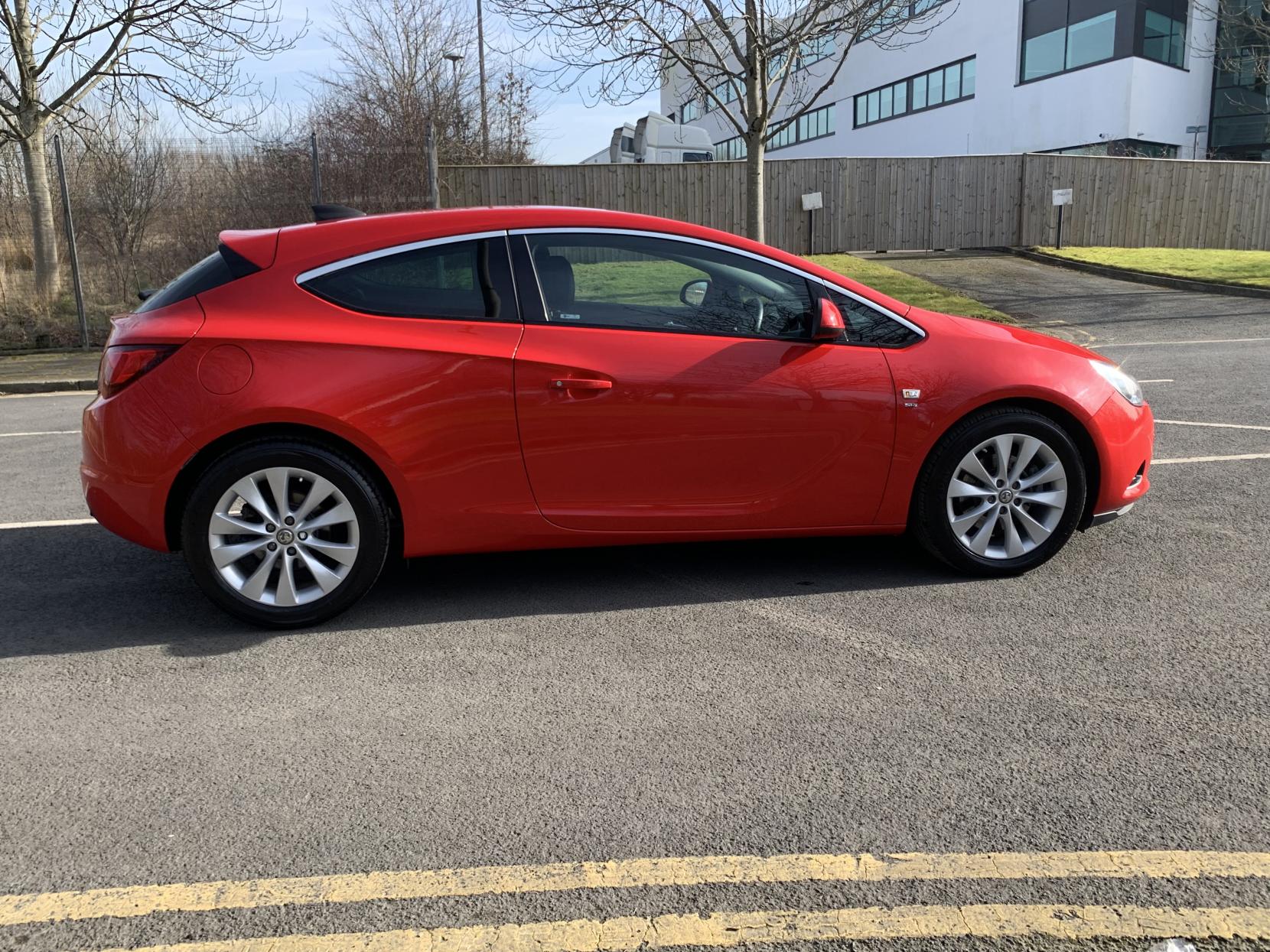 Vauxhall Astra GTC 1.4i Turbo SRi Coupe 3dr Petrol Auto Euro 6 (140 ps)