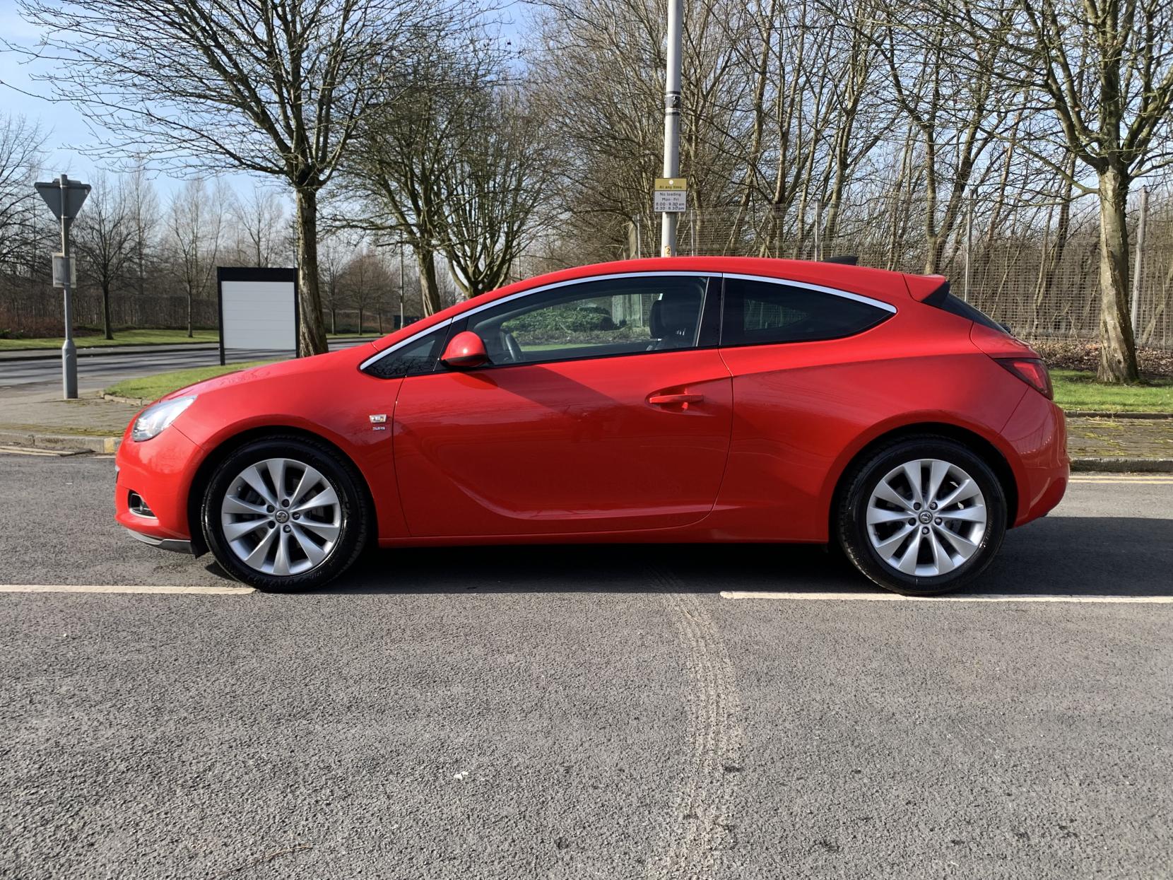 Vauxhall Astra GTC 1.4i Turbo SRi Coupe 3dr Petrol Auto Euro 6 (140 ps)