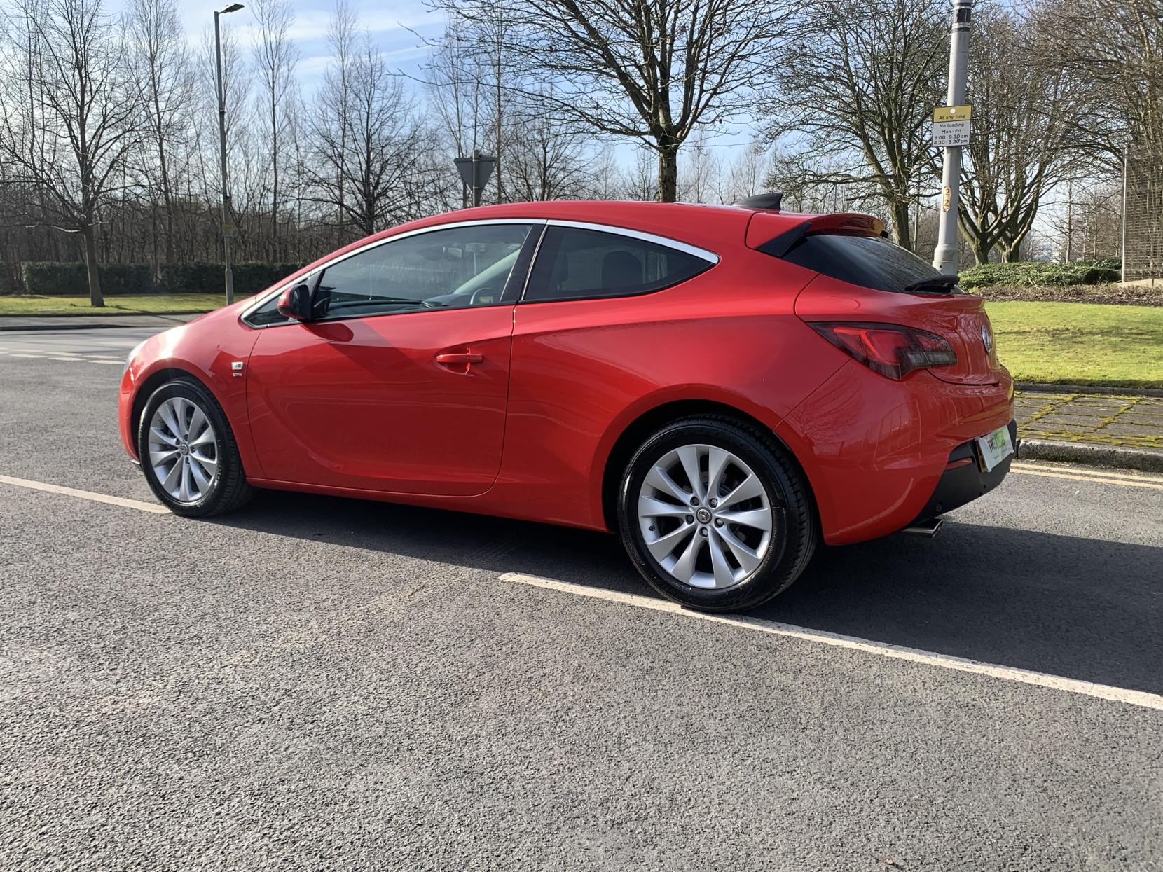 Vauxhall Astra GTC 1.4i Turbo SRi Coupe 3dr Petrol Auto Euro 6 (140 ps)