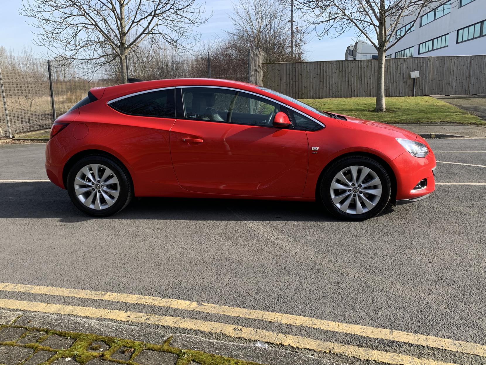 Vauxhall Astra GTC 1.4i Turbo SRi Coupe 3dr Petrol Auto Euro 6 (140 ps)