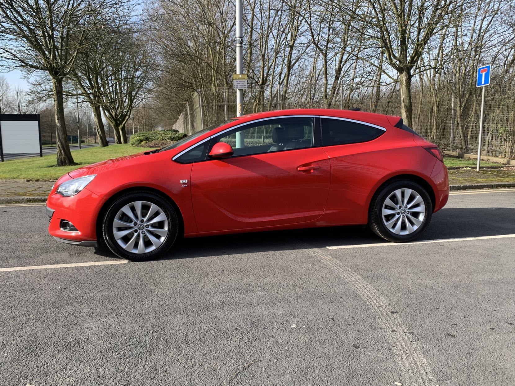 Vauxhall Astra GTC 1.4i Turbo SRi Coupe 3dr Petrol Auto Euro 6 (140 ps)