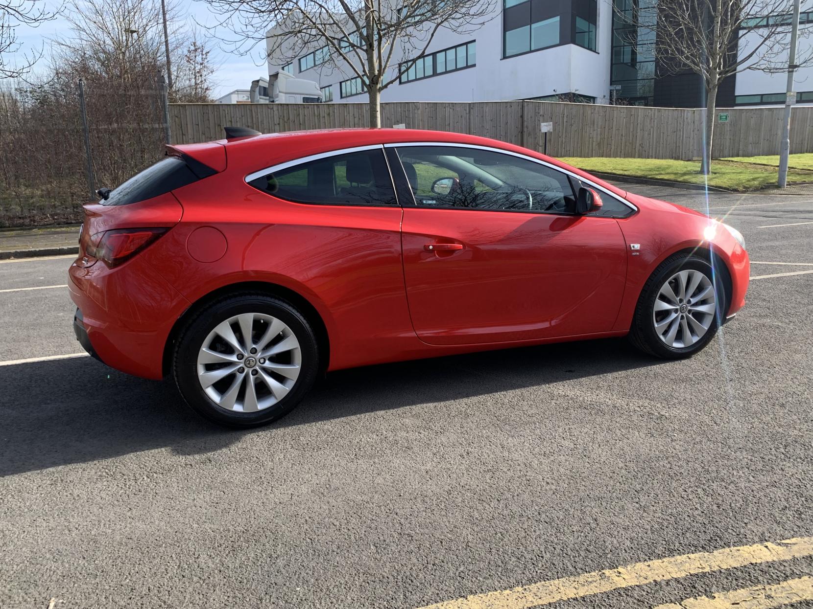 Vauxhall Astra GTC 1.4i Turbo SRi Coupe 3dr Petrol Auto Euro 6 (140 ps)
