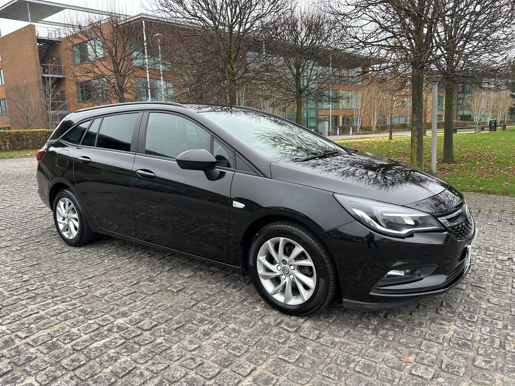 Vauxhall Astra 1.6 CDTi ecoTEC BlueInjection Tech Line Nav Sports Tourer 5dr Diesel Manual Euro 6 (s/s) (110 ps)