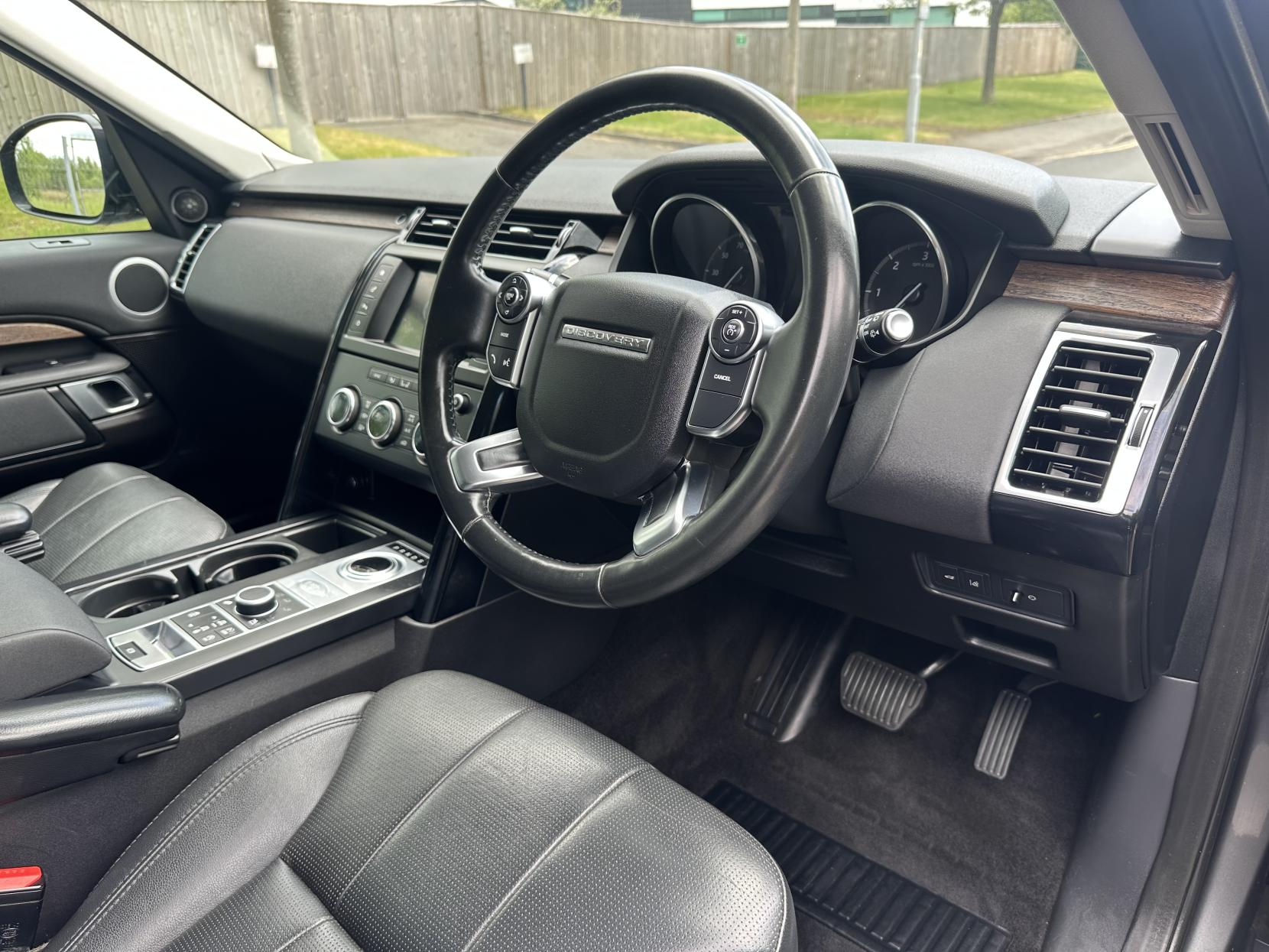 Land Rover Discovery 2.0 SD4 SE SUV 5dr Diesel Auto 4WD Euro 6 (s/s) (240 ps)